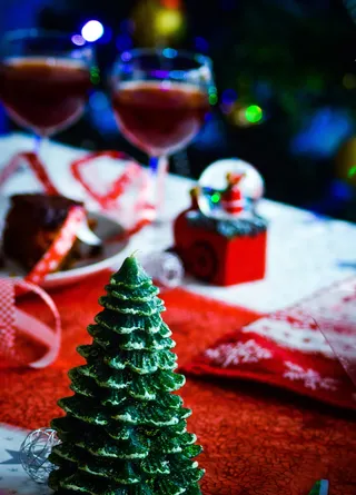 圣诞树，食品和饮料，圣诞装饰，圣诞节，桌子，庆祝活动，玻璃，装饰