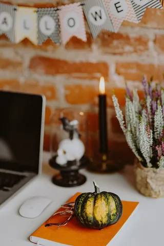 带笔记本电脑和万圣节装饰的桌子