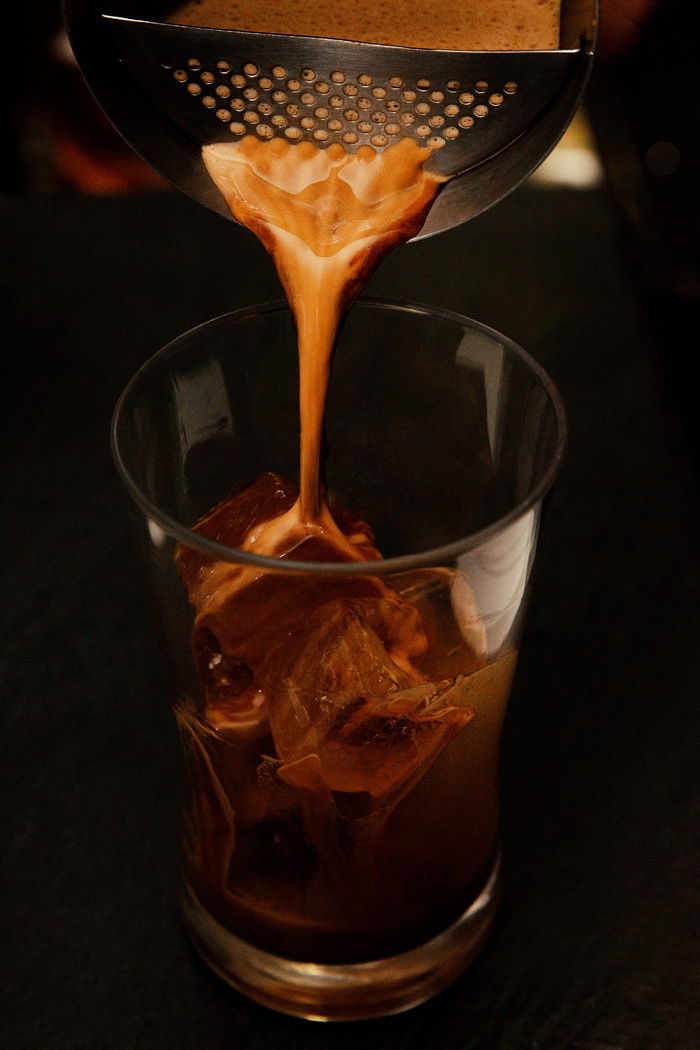 装满咖啡的透明玻璃杯