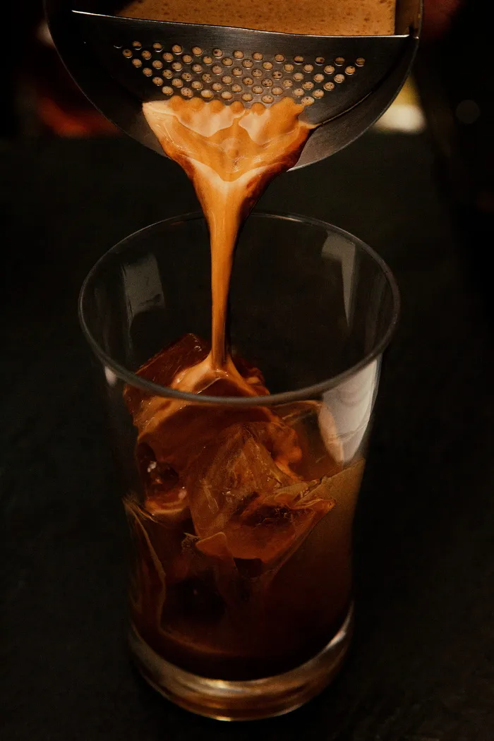 装满咖啡的透明玻璃杯