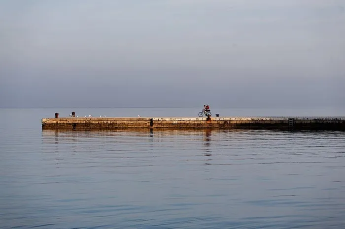 黎明时分的海滨