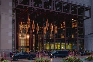 车辆，停车，建筑，灰色，红色，酒店，两辆，汽车