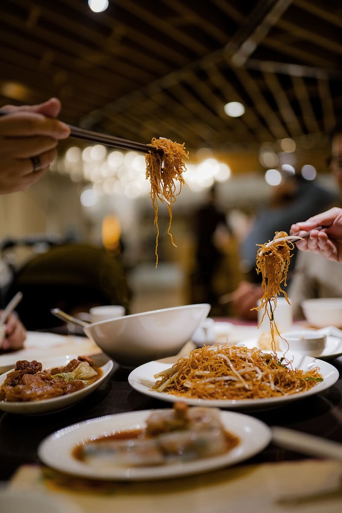 食物、面条、意大利面、桌子、人、人、餐、家具