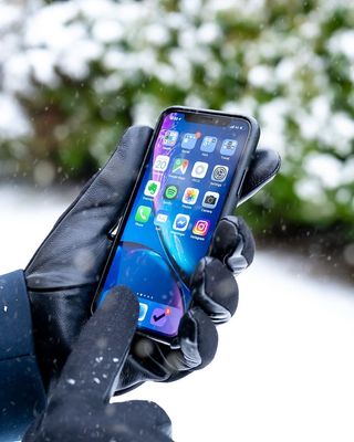 使用太空灰iPhone X的人