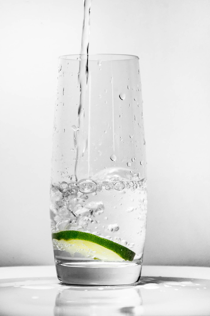 透明，玻璃杯，滴水，水，杯装水，绿柠檬，玻璃，饮料