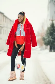 穿红色外套的女人