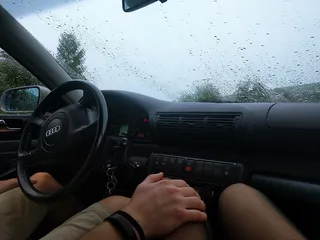 抱着某人腿的人