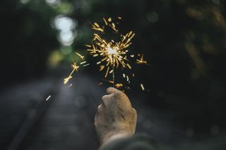 拿着火花的人的选择性聚焦摄影