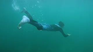 水下穿着黑色和灰色湿衣服的人