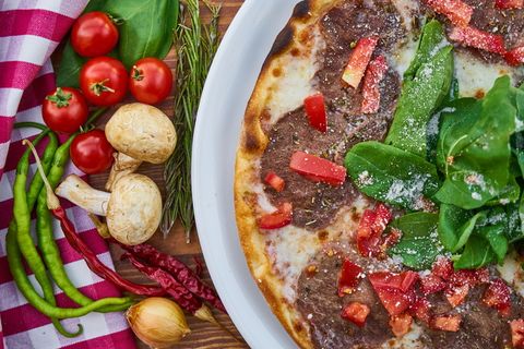 披萨、番茄、培根、肉、酱汁、桌子、鸡蛋、面团