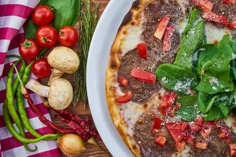 披萨、番茄、培根、肉、酱汁、桌子、鸡蛋、面团