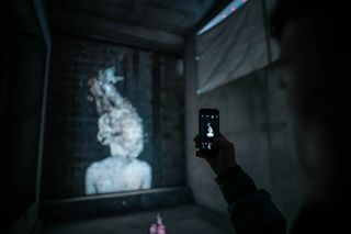 拍照时使用智能手机的人