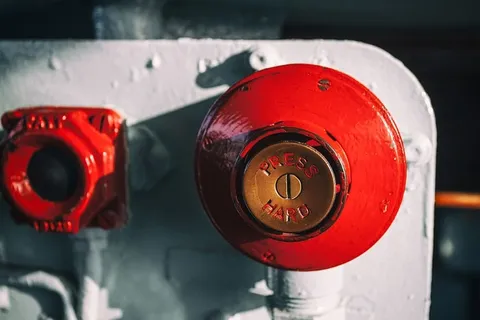 这张照片是在英国肯特查塔姆造船厂的一艘旧战舰上拍摄的一个大红色按钮的特写镜头 这张照片是在英国肯特查塔姆造船厂的一艘旧战舰上拍摄的一个大红色按钮的特写镜头