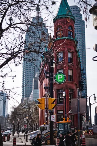 通过欧式建筑的车辆低角度摄影