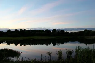 树线，倒影，身体，水，蓝色，天空，白天，湖泊