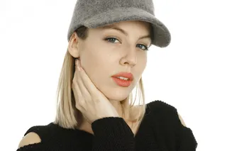 举着脖子做模特姿势的女人