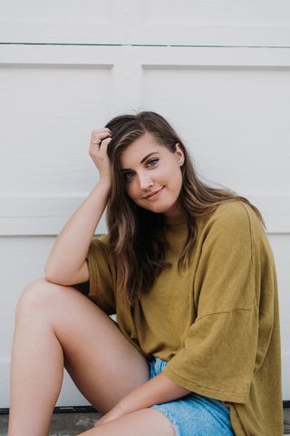 女人把头靠在右手上