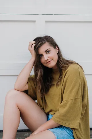 女人把头靠在右手上