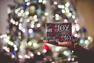 手掌上礼品盒的选择性聚焦摄影