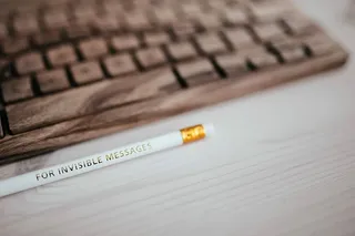 木制键盘和一杯咖啡