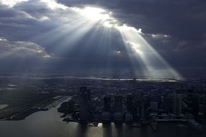 纽约，美国，一个世界贸易中心，太阳，穿过云层的光，纽约，城市，云层