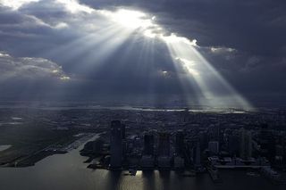 纽约，美国，一个世界贸易中心，太阳，穿过云层的光，纽约，城市，云层