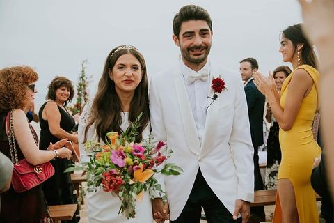 新郎与新娘手牵手