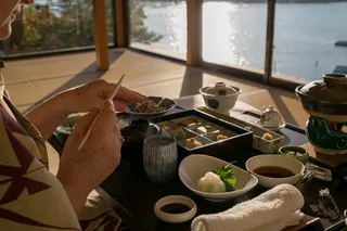 拿筷子的女人，人，人，陶器，食物，披萨，碟子，饭