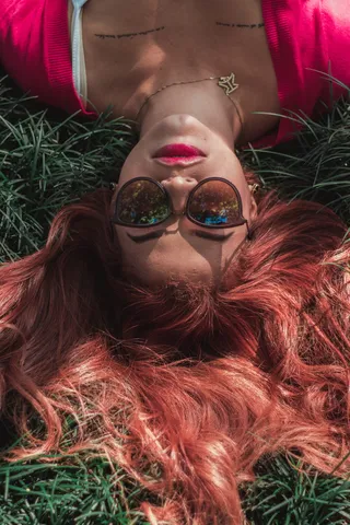 躺在草地上的女人