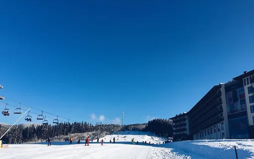 人们滑雪,格雷,建筑,滑雪,滑翔,人们,男人,女人 人们滑雪,格雷,建筑,滑雪,滑翔,人们,男人,女人