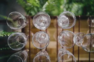 挂在支架上的一大串酒杯