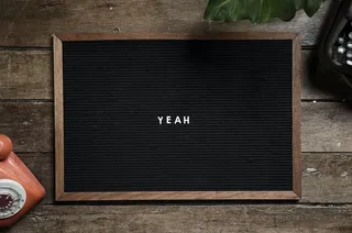 是的，棕色木框架