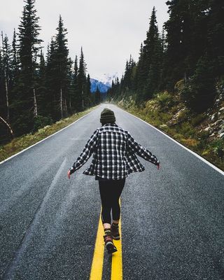 白天在水泥路上行走的人