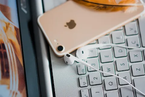 灰色笔记本电脑上的金色iPhone 7 灰色笔记本电脑上的金色iPhone 7