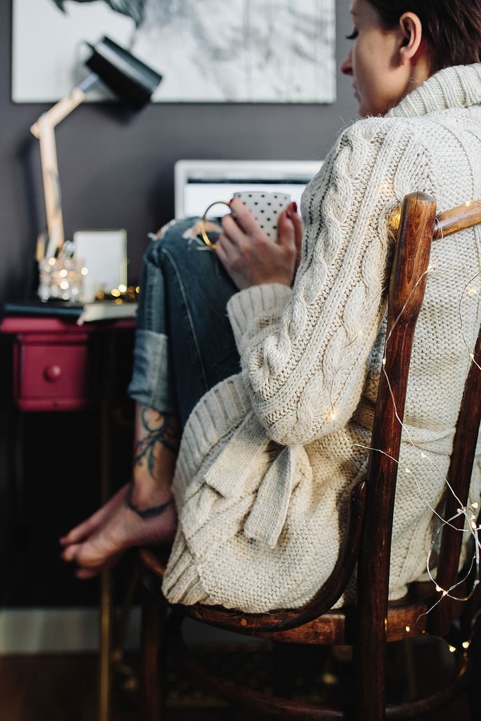 在家庭办公室喝热茶的女人