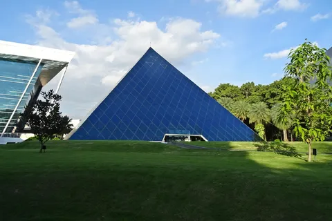 蓝色金字塔建筑 蓝色金字塔建筑