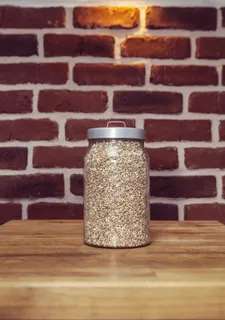 桌子上装满粉末的透明玻璃罐