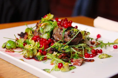 熟食、肉类食品、红色、豆类、蔬菜、不同寻常的驼鹿汉堡、汉堡、aunegården餐厅 熟食、肉类食品、红色、豆类、蔬菜、不同寻常的驼鹿汉堡、汉堡、aunegården餐厅