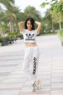 女士,白色,阿迪达斯裁剪,上衣,运动裤,造型,照片,白天 女士,白色,阿迪达斯裁剪,上衣,运动裤,造型,照片,白天