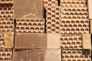 砖头、食物、甜点、巧克力、硬纸板、屋顶、软糖、铁锈