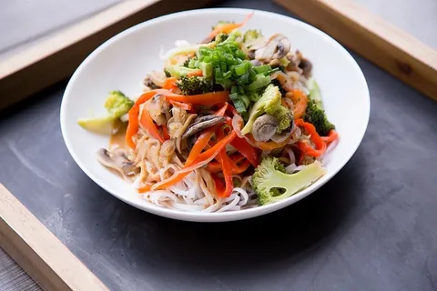 面条沙拉、食品、胡萝卜、农产品、植物、植物、蔬菜、菜肴 面条沙拉、食品、胡萝卜、农产品、植物、植物、蔬菜、菜肴
