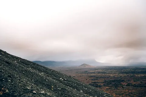 多云的日子里摇摇欲坠的火山山坡 多云的日子里摇摇欲坠的火山山坡