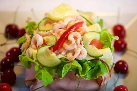 smörgåstårta，三明治蛋糕，tjena厨房，蛋糕salé，沙拉，火腿，虾，瑞典菜