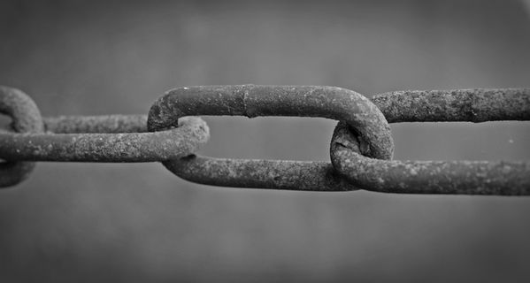 灰色链条，链条，内含，受力，生锈，连接，链条的链环，风化