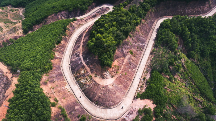 林间公路鸟瞰图