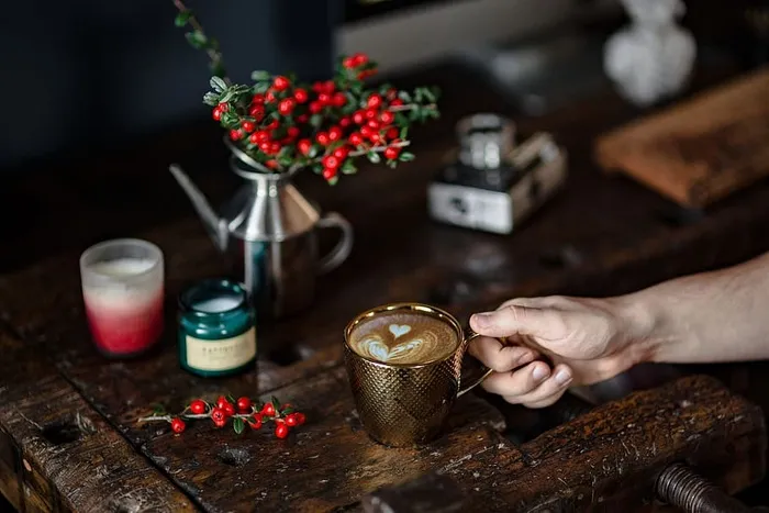 新鲜冬青和蜡烛