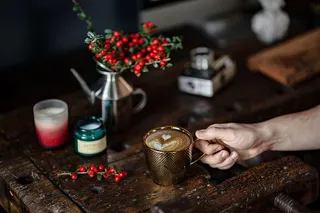 新鲜冬青和蜡烛