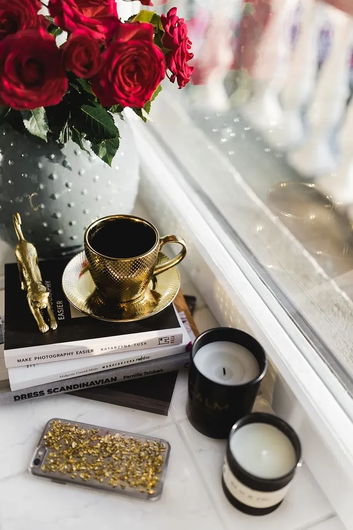 金杯咖啡和红玫瑰花束