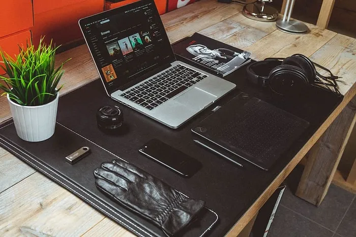 桌上的Macbook Pro