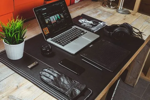 桌上的Macbook Pro